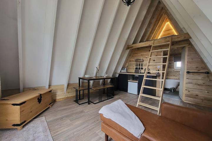 Cherry Blossom - Cosy Cabin in the Countryside with Hot Tub in Hinckley and Bosworth, Heart of England