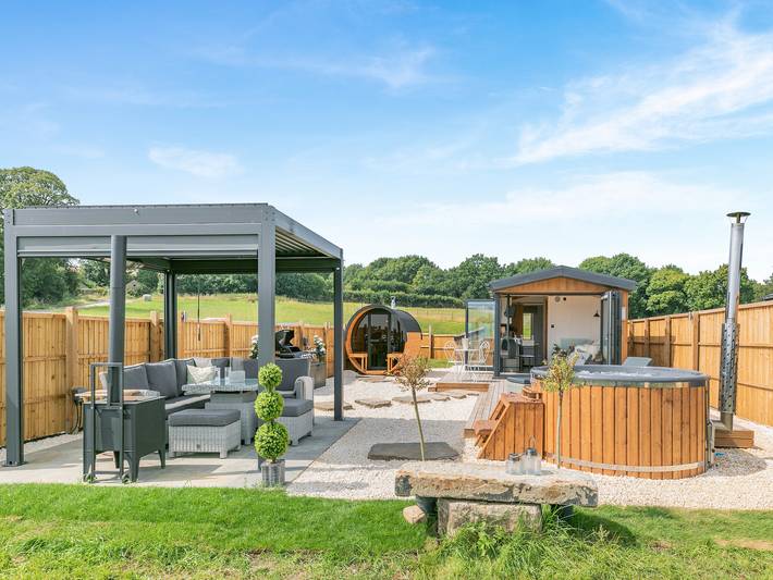 Glamping for 4 people, with garden in Lancashire