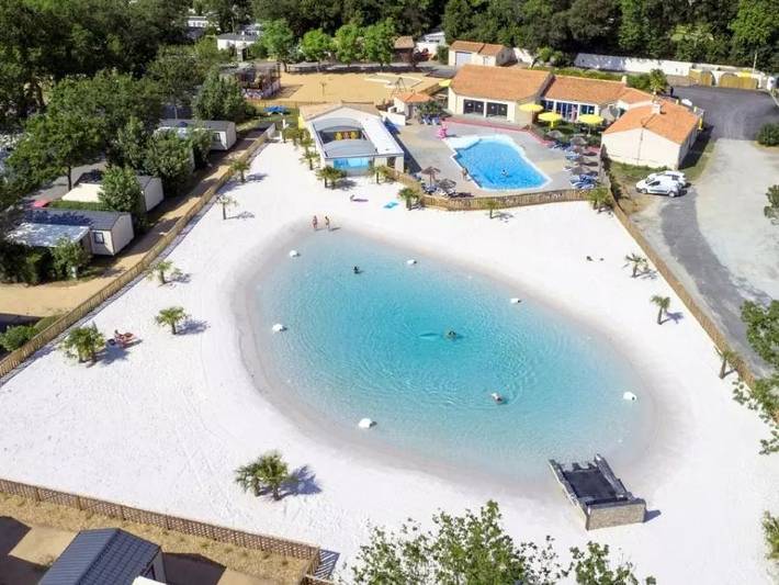 Mobil home pour 6 personnes, avec jacuzzi et bassin pour enfant à Bois-de-Céné