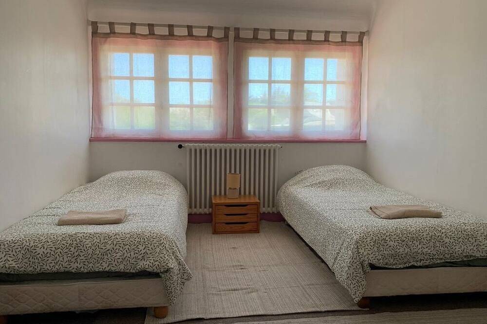 Beachfront home, within walking distance of the beach, and with a view of the ocean! in Trévou-Tréguignec, Rosa Granitküste