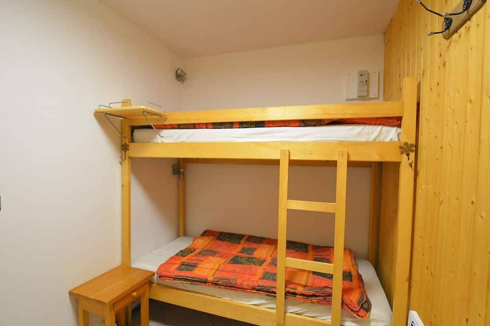 Entire apartment, Ski-in/ski-out studio with terrace, parking and Wi-Fi - sleeps 4 in Le Grand-Bornand, Annecy region
