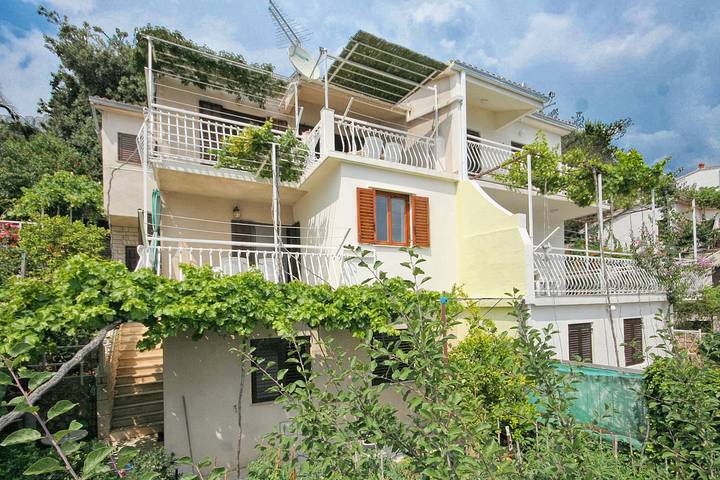 Ganze Wohnung, 2-Zimmer-Ferienwohnung mit Terrasse und Meerblick Stanici, Omis A-1028-a in Stanici, Omis-Riviera