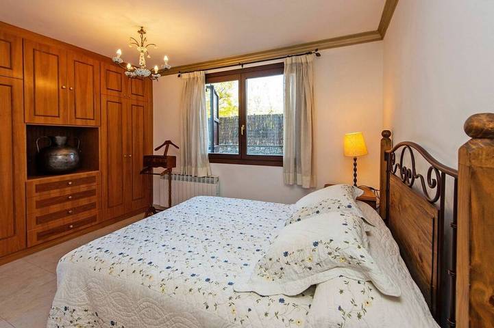 Belle maison de vacances pour 14 personnes avec Wifi, piscine privée, Tv, terrasse et animaux admis in La Seu d'Urgell, Pyrénées catalanes