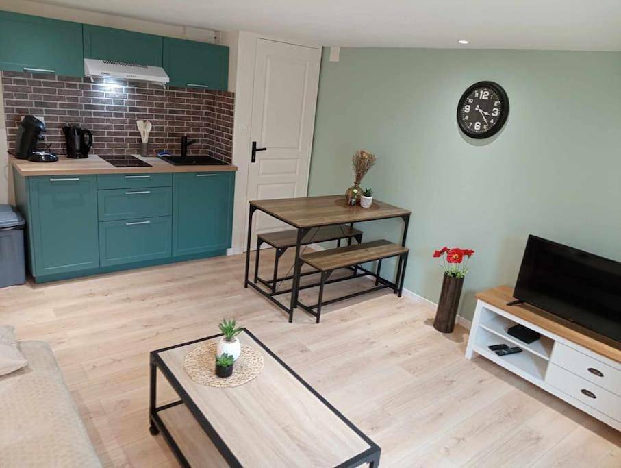 Appartement entier, One-Bedroom Apartment in Château-Gontier-sur-Mayenne, Mayenne