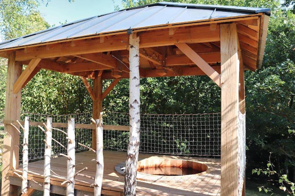 Écrin d'Auvergne : Cabanes-Lodges Haut de Gamme avec Spa Privatif in Champs-sur-Tarentaine-Marchal, Parc naturel régional des Volcans d'Auvergne