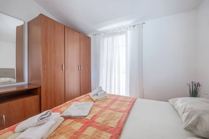 Ferienwohnung für 4 Personen, mit Balkon und Ausblick in Makarska