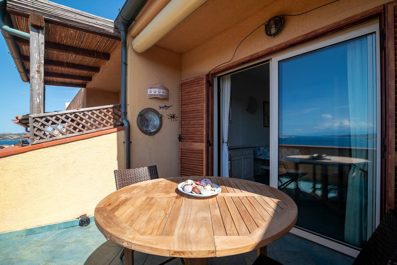 Ganze Wohnung, Ferienwohnung 'Flat Orizzonte Stelle Marine' mit Meerblick, Terrasse und Gemeinschaftsgarten in Palau (dorf), Palau (Sardinien)
