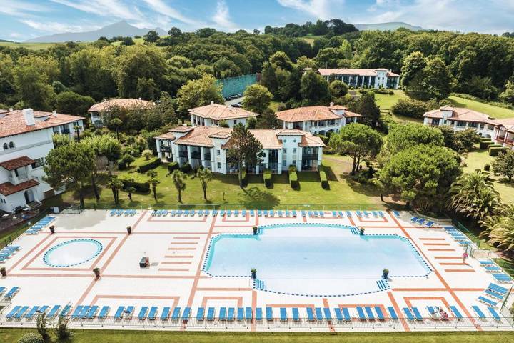 Appart’hôtel pour 6 personnes, avec jardin ainsi que bassin pour enfant et piscine, animaux acceptés