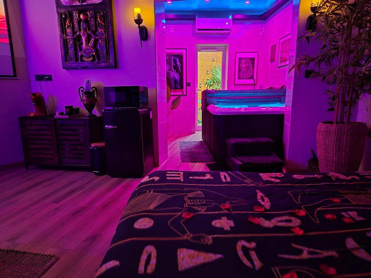 Chambre Spa Toutankhamon in Solesmes, Département Nord