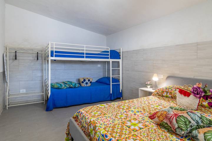 Apartamento entero, Apartamento 'Raggio Di Sole In Oasi Del Mare' con vistas al mar, Wi-Fi y aire acondicionado in Granelli, Pachino