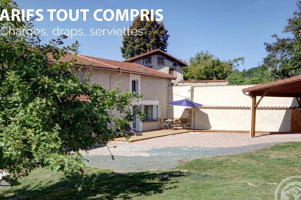 Gîte confortable avec jardin et terrasse privée in Champoly, Région de Roanne