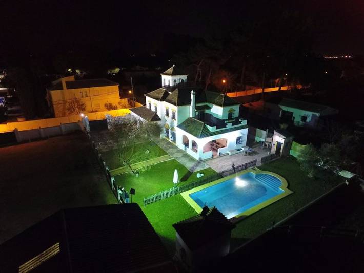 Apartamento para 14 personas, con Balcón y Terraza además de Jardín y Piscina en Utrera