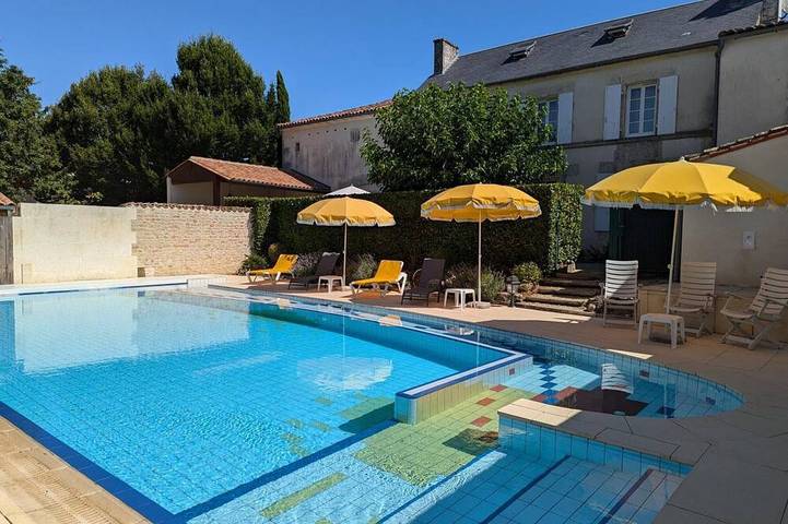 Gîte pour 6 personnes, avec Terrasse ainsi que Jardin et Piscine à Saint-Cybardeaux
