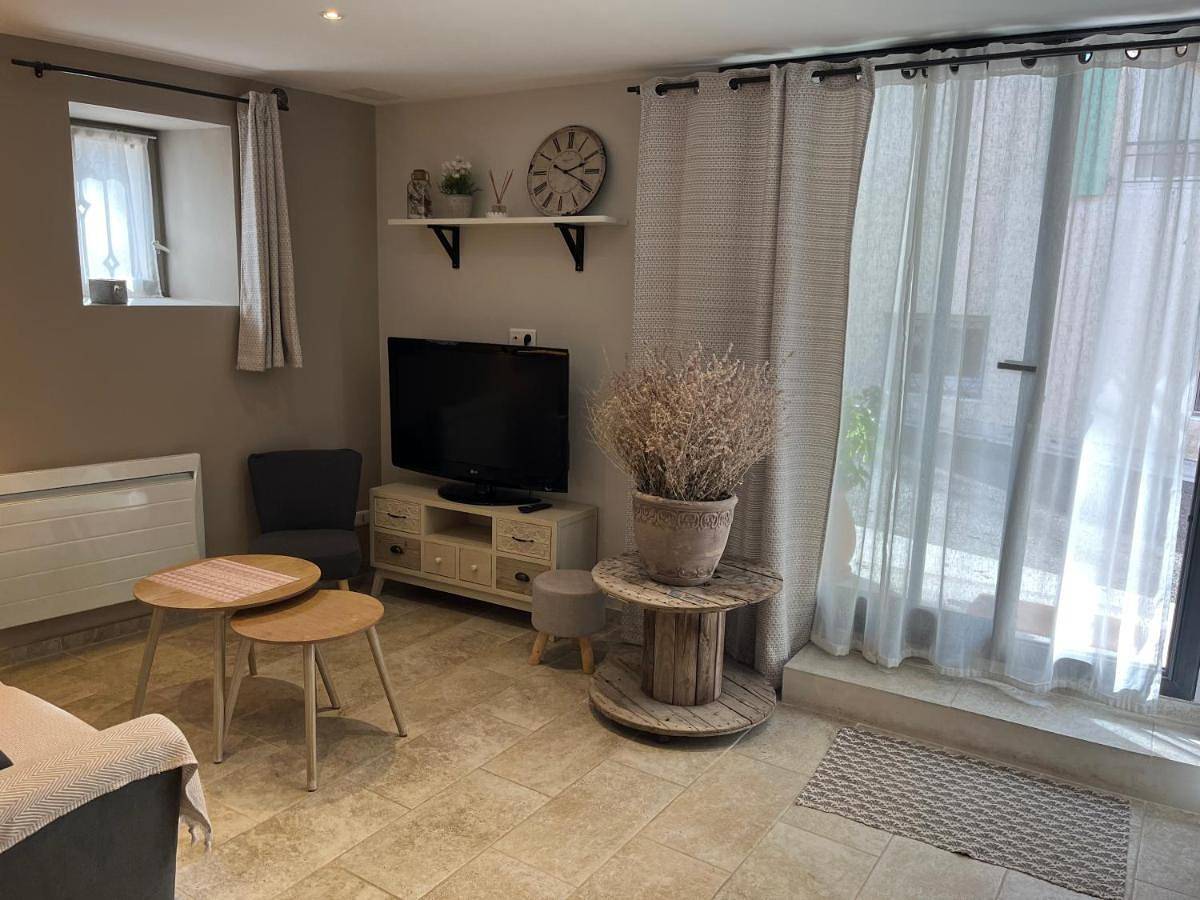 Appartement entier, Apartment in Céreste, Parc naturel régional du Luberon