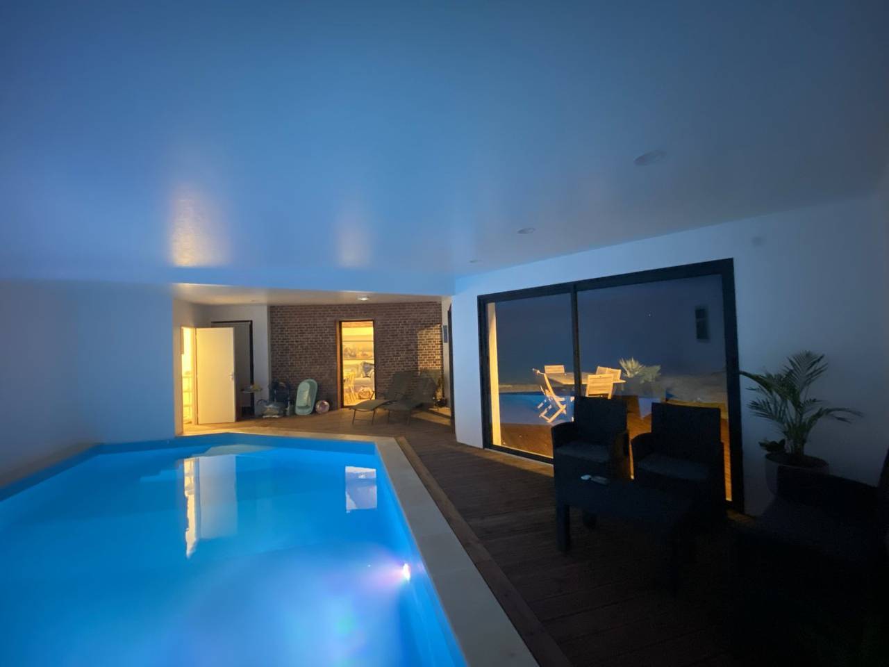 Piscine intérieure privée chauffée À l'Orée du Bois, en Normandie in Auvilliers, Région de Dieppe
