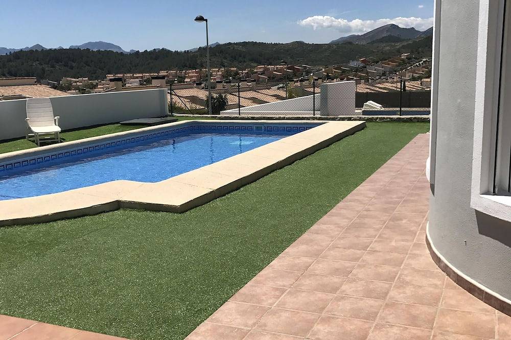 Villa moderna con excelentes vistas, orientación sur con piscina y aire acondicionado. in Gata de Gorgos, Costa Blanca