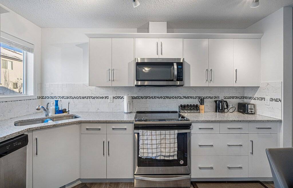 Modern House with Private Backyard and Fireplace in Calgary, Kanadische Rocky Mountains