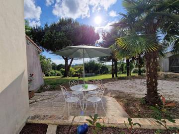 Gîte pour 2 personnes, avec vue ainsi que piscine et jardin à Soubran