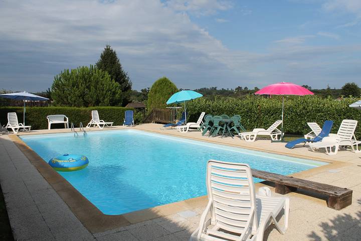 Gîte pour 4 personnes, avec piscine ainsi que jardin et terrasse - 1