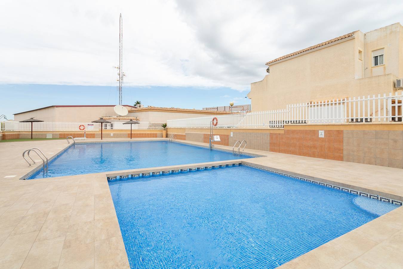 Hel leilighet, Apartment 'Bungolow 145' with Shared Pool, Private Terrace and Wi-Fi in Santa Pola, Costa Blanca