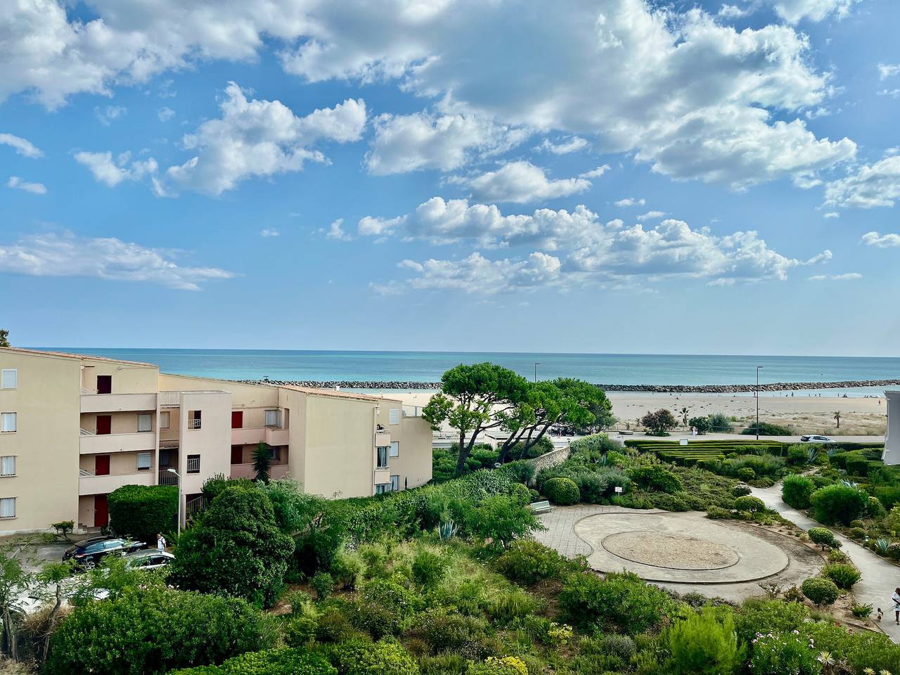 Entire apartment, Apartment for 4 facing the sea with private parking, in Sète in Sete, Côte d'Améthyste