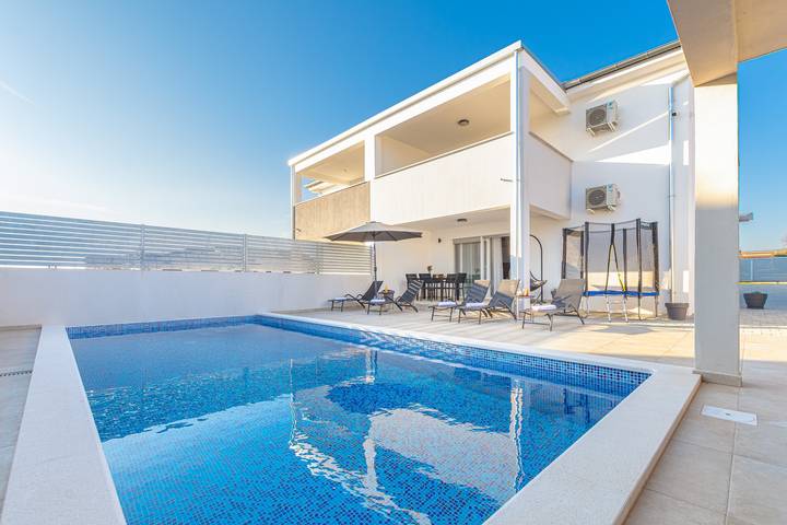 Villa für 10 Personen, mit Garten und Balkon sowie Pool - 1