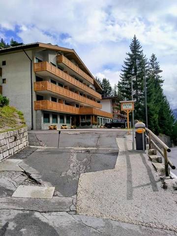 Gîte pour 2 personnes, avec sauna et piscine ainsi que jardin et vue, animaux acceptés à Madonna di Campiglio