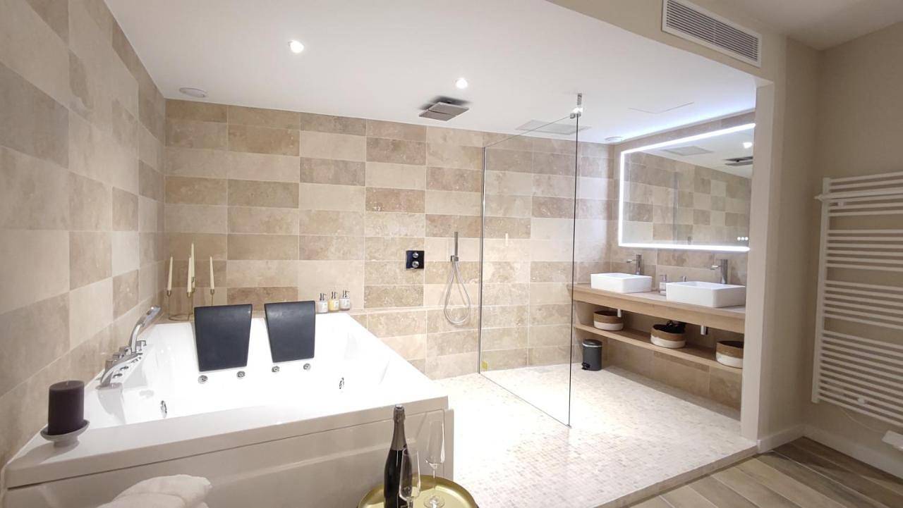 Appartement entier, Instant Plaisirs - T2 60m2 avec Terrasse et Balnéo privative in Roquefort-la-Bédoule, Région de Marseille