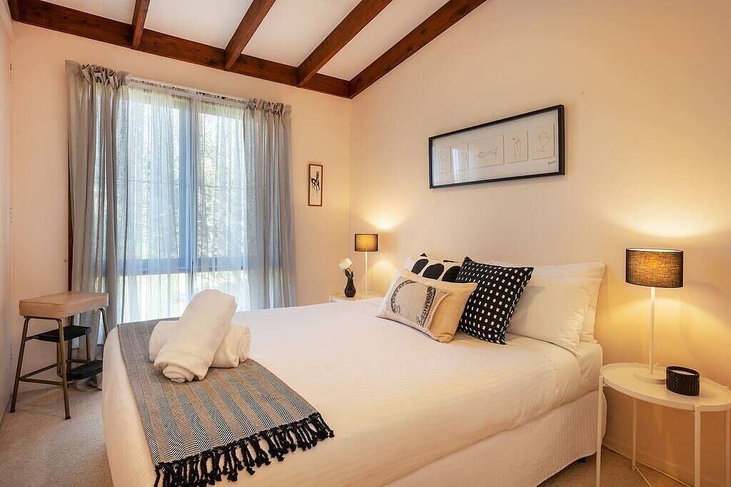 8th Tee Retro Vibes Peacefully Tucked Away in Mudgee, Mid-Western Regional Council