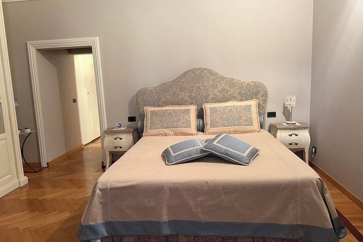 Ganze Wohnung, Top floor in historic building in downtown Prato, with garage within walking distance in Prato, Prato Provinz