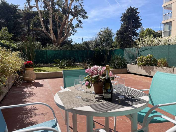 Location de vacances pour 4 personnes, avec Terrasse et Piscine à Antibes