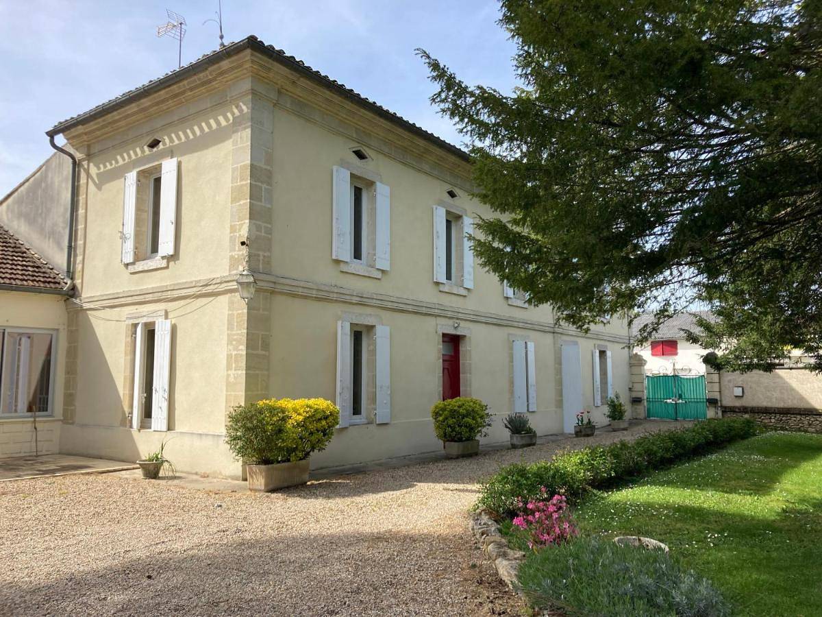 Appartement entier, One-Bedroom Apartment in Montcaret, Périgord Pourpre