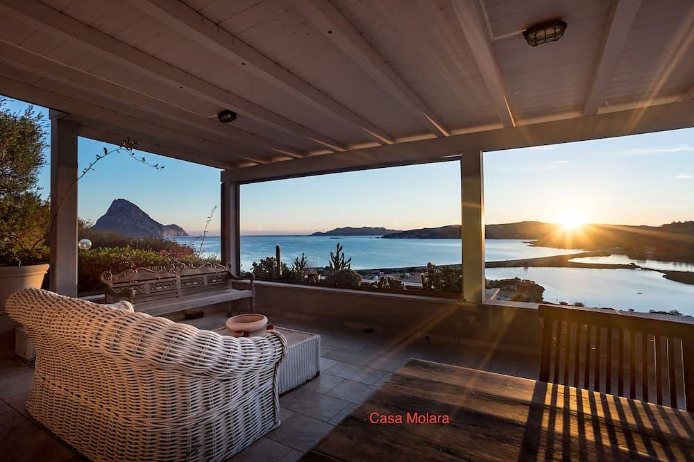 Appartamento intero, Vista stupenda vicino alla spiaggia con grande veranda panoramica casa Molara in Porto Taverna, Loiri Porto San Paolo