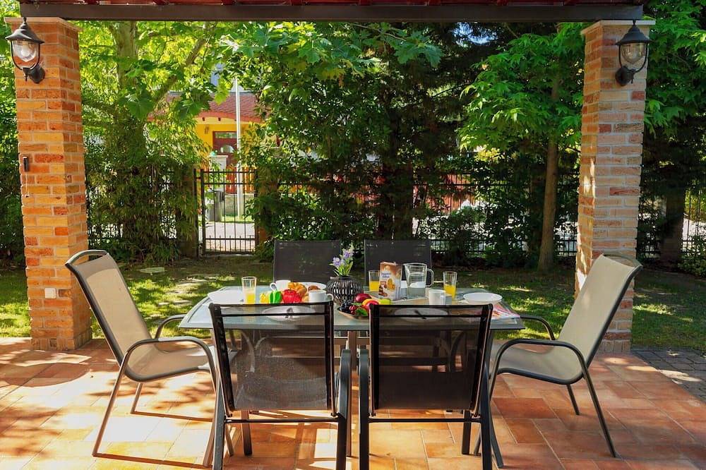 Atemberaubendes  Ferienhaus für 9 Leute mit Klimaanlage,  W-Lan, Tv, Terrasse und Haustiere erlaubt in Balatonőszöd, Plattensee Südufer