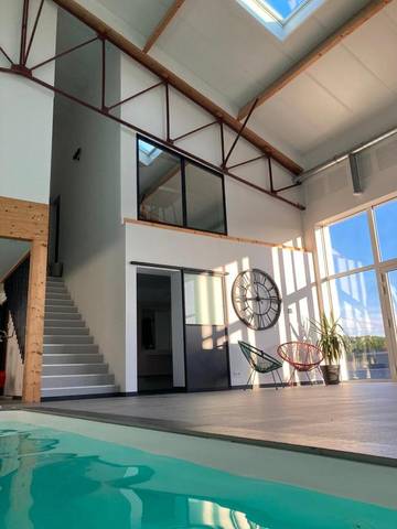 Gîte pour 12 personnes, avec jardin ainsi que piscine et vue à Dollon