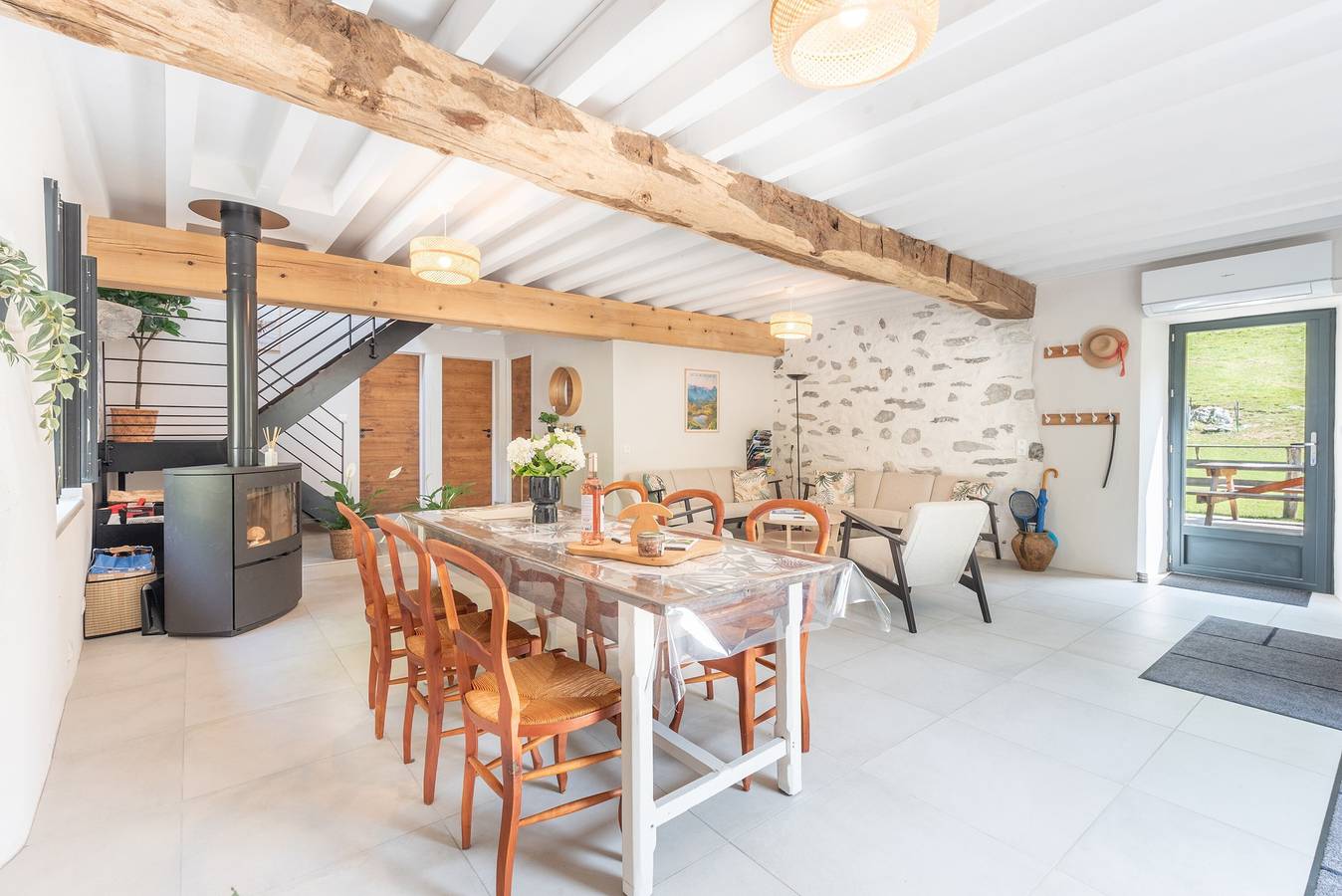 Casa de vacaciones 'L'authentik' con vistas a la montaña, terraza privada y aire acondicionado in Accous, Béarn