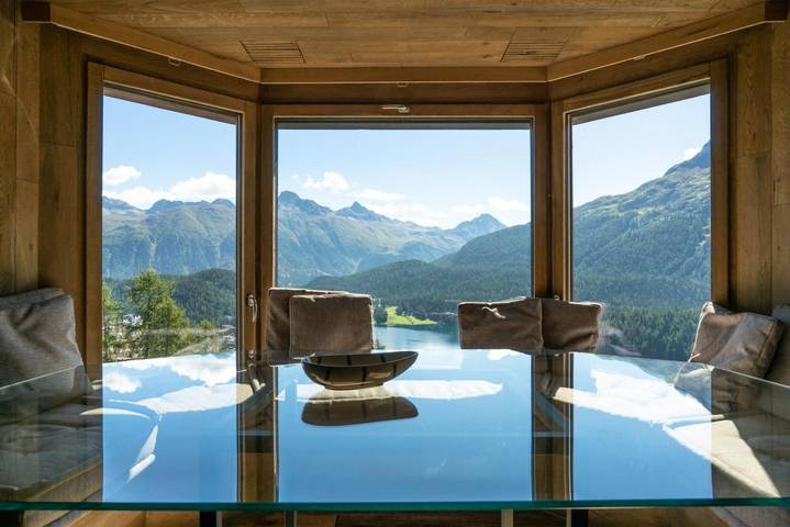 Chambre d’hôte pour 8 personnes, avec Balcon et Jacuzzi ainsi que Terrasse et Jardin à St. Moritz