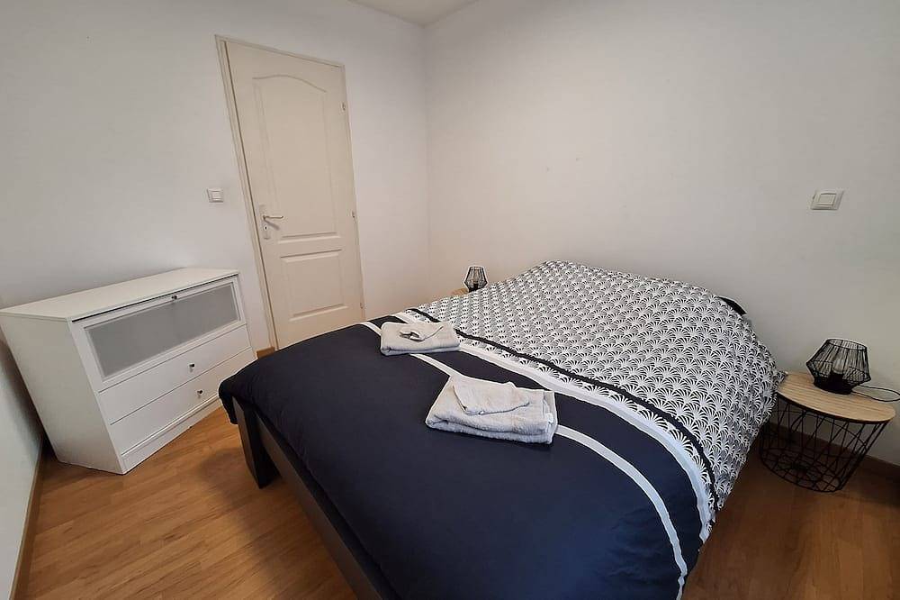 Appartement entier, \"Plain-Pied Charmant 56m²: Prox. Centre-Ville, Cuisine Équipée - Idéal 7 Pers.\" in Auxonne, Région de Dijon