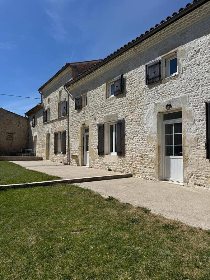 Location de vacances pour 4 personnes, avec Terrasse ainsi que Jardin et Piscine à Saint-Pierre-de-Juillers