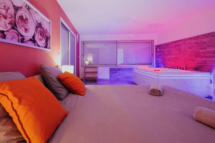 Location de vacances pour 4 personnes, avec Jacuzzi et Terrasse ainsi que Jardin et Sauna à Valenciennes