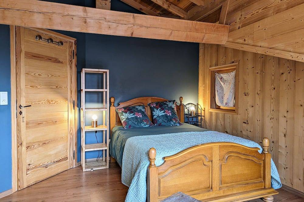Gîte confortable près de la Cascade de la Beaume avec terrasses et parking privatif in Solignac-sur-Loire, Haute-Loire