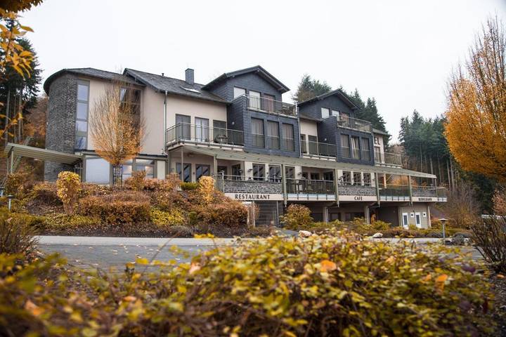Hotel für 2 Personen, mit Seeblick und Terrasse in Schweich an der Römischen Weinstraße - 4