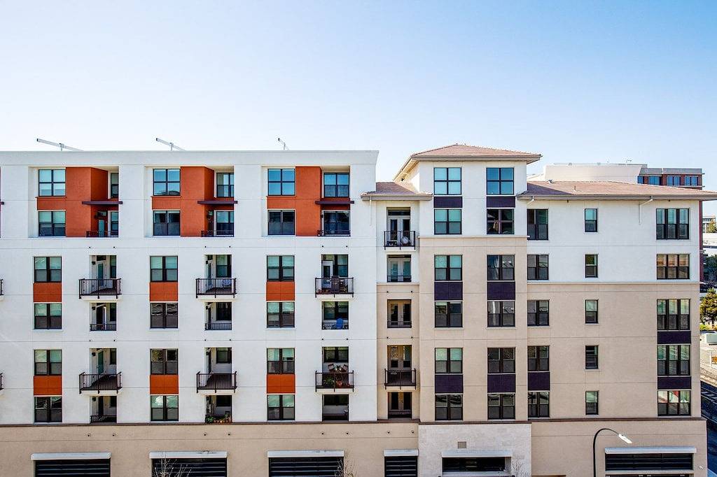 Ganze Wohnung, Sunny Redwood City 2Br w/ W/D, Pool, Bbq, walk to Caltrain, by Blueground in Redwood City, Silicon Valley