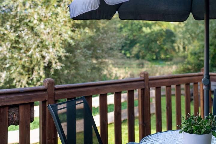 Hel ferielejlighed, Tiny Home 'Haus Barsch' with Lake View, Wi-Fi and Air Conditioning in Lohmen, Mecklenburgische Seenplatte