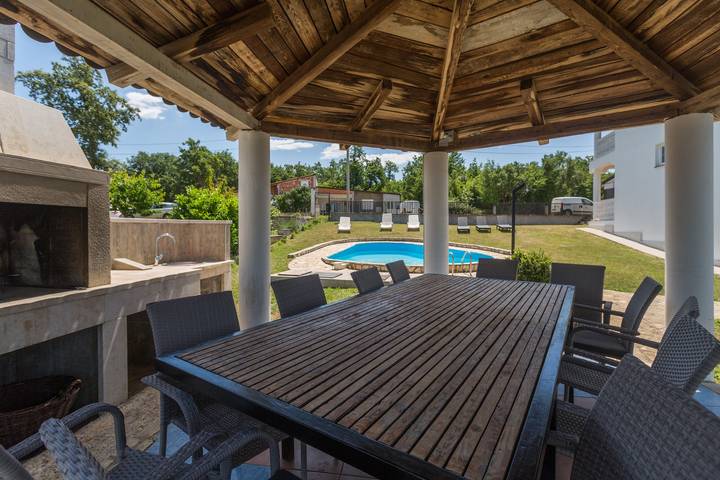 Ferienhaus für 14 Personen, mit Balkon/Terrasse und Pool