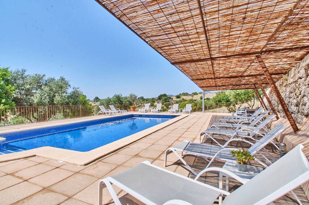 Casa espectacular con piscina compartida al pie de la Sierra de Tramuntana. in Moscari, Selva (Mallorca)