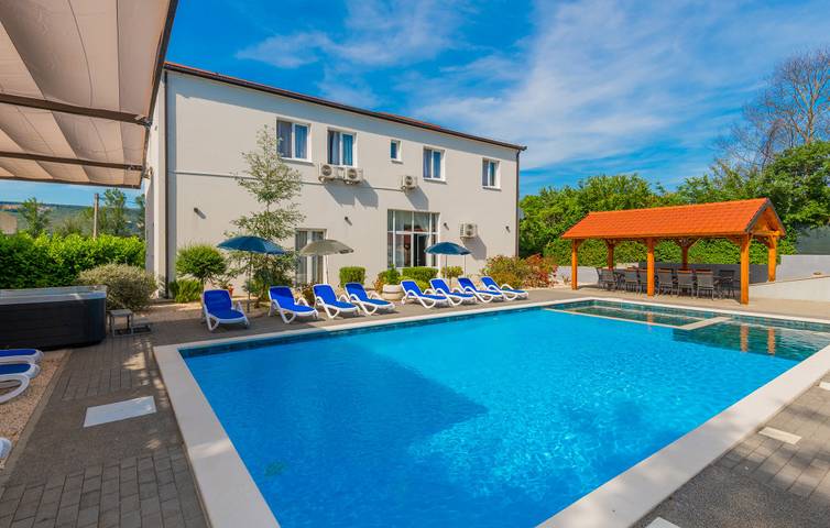 Villa for 16 personer, med hage og jacuzzi i tillegg til terrasse i Kroatia