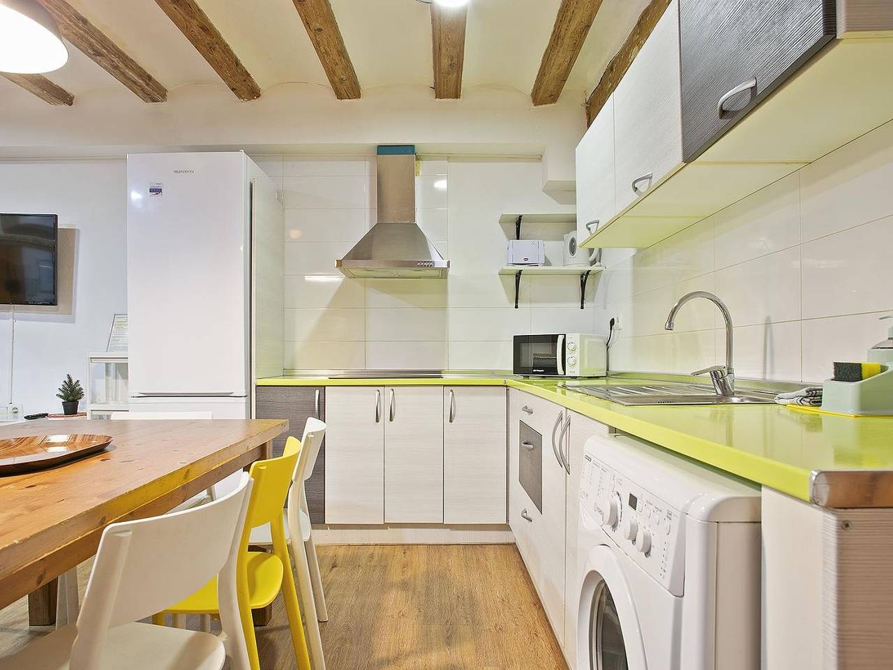Entire holiday apartment, Las Ramblas, comfort in Bcn for 8 persons in Barcelona Centre, Barcelona