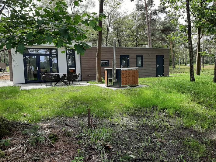 Chalet für 5 Personen, mit Garten und Terrasse sowie Whirlpool - 1