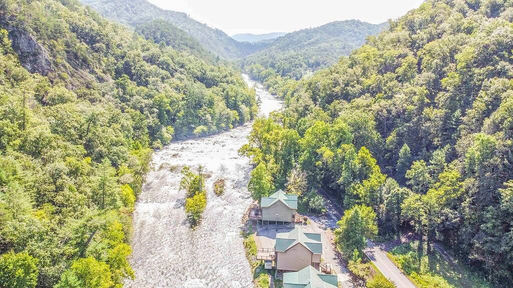 Riverfront Premium Cabin, 3 bed 3.5 bath, On the River, Sleep 10 in Monroe County (TN)